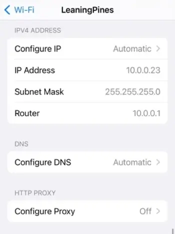 Para encontrar su dirección IP en su iPhone, desplácese a